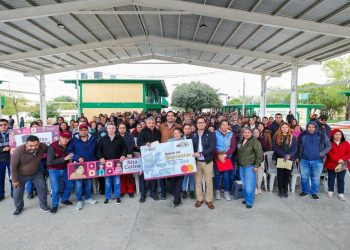 Entregan Gobierno de Reynosa y Coordinador de Becas las tarjetas Rita Cetina