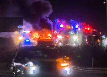 Vehículo en llamas provoca cierres viales en Weslaco