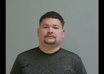 Padre es acusado tras disparo a menor por arma cargada dejada en una mesa de noche