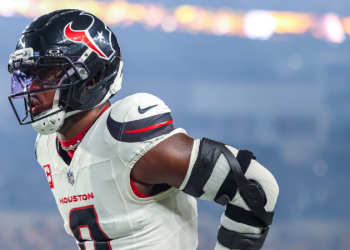 NFL multa a jugador de Texans por mensaje contra violencia en Gaza