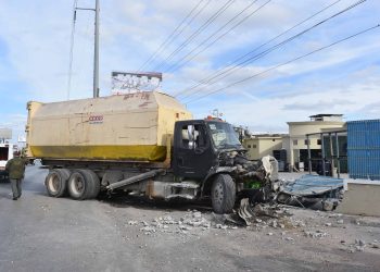 Colisión entre camión recolector y tráiler deja dos trabajadores lesionados