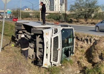 Camión de personal y auto caen a canal en Apodaca; reportan 16 lesionados