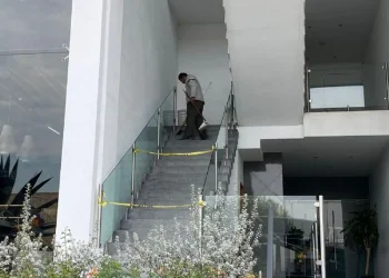 Muere mujer tras caer de plaza comercial en San Pedro