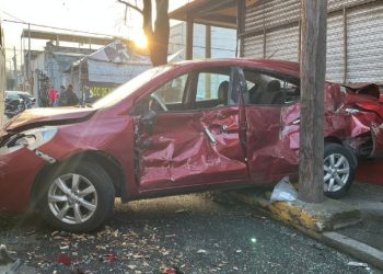 Conductora resulta lesionada tras choque con camión urbano en Monterrey