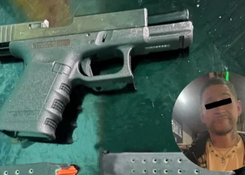 Detienen en Monterrey a hombre originario de Texas por portar arma y droga