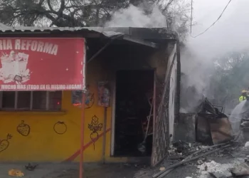 Evacuan a 32 por incendio en frutería de Apodaca, Nuevo León