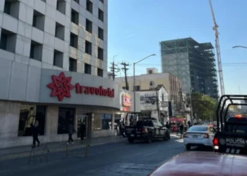 Hallan sin vida a mujer en hotel del centro de Monterrey