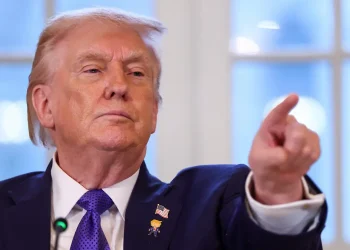 Trump amenaza con cortar petróleo y fondos a Cuba; La Habana rechaza presión