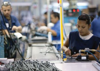 Maquiladoras automotrices de capital estadounidense recortan empleos en México