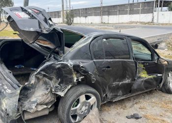 Tractocamión sin frenos causa carambola