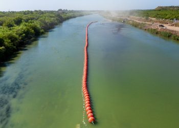 Trump levanta un “muro fluvial” en el Río Grande con boyas gigantes