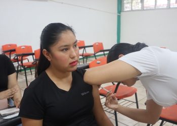 Protege CONALEP a estudiantes y familias con jornada de vacunación en Victoria