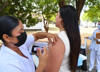 Realizan SSPT e ISSSTE campaña de vacunación contra el sarampión