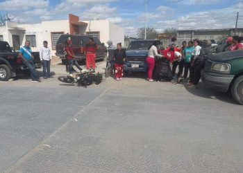 Choque entre motociclista y camioneta deja un herido grave