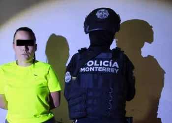 Capturan a mujer con cargamento de droga en el centro de Monterrey