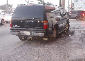 Conductora derriba tres postes en Reynosa y abandona su vehículo