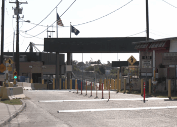 Detienen a hombre con 121 libras de metanfetamina en puente de Roma