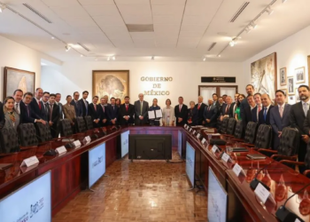 Blindan precio de la gasolina: Sheinbaum pacta tope de 23.99 pesos por litro