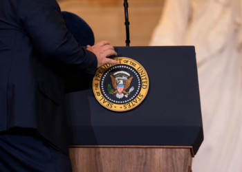 Trump y la FCC amenazan con revocar licencias a medios críticos con la guerra