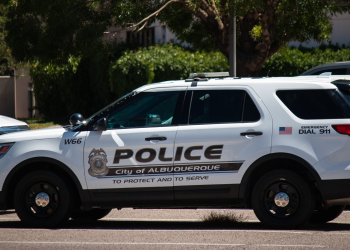 Detienen a conductor con miles de dólares ocultos que se dirigía a México