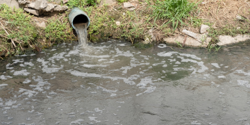 Fuga de aguas negras asfixia a la colonia Benito Juárez