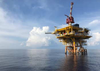 El petróleo repunta: Brent supera los 100 dólares tras desmentido de Irán y nuevos ataques