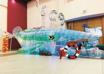 Estudiantes de Nuevo Laredo transforman mil 500 botellas en escultura de ballena