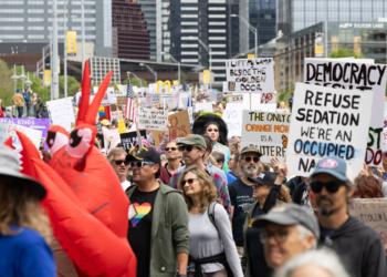 Movimiento ‘No Kings Day’ moviliza a ciudadanos en Laredo contra el autoritarismo federal