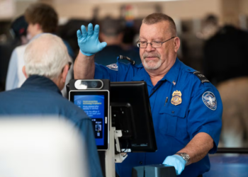 Crisis en aeropuertos de EE. UU.: Trump ordena pago de emergencia a la TSA, pero persisten los retrasos