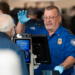 Crisis en aeropuertos de EE. UU.: Trump ordena pago de emergencia a la TSA, pero persisten los retrasos