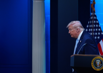 Máxima tensión global: Trump lanza ultimátum final a Irán ante la amenaza de un ataque masivo