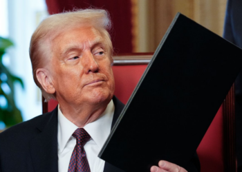 Trump “asfixia” a Irán con presión económica: Amenaza con aranceles del 50% a proveedores de armas