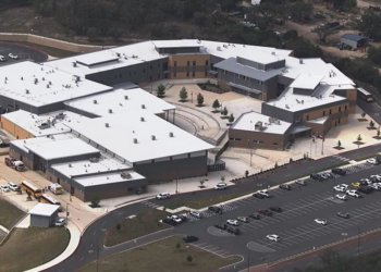 Tragedia en Texas: Estudiante de 15 años balea a profesor y se quita la vida en preparatoria de Bulverde