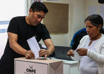 Crisis Electoral en Perú: Votación se extiende al lunes 13 de abril por fallas logísticas