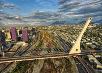 Caos vial en Monterrey: Cierran carriles exprés de Constitución por obras del Metro