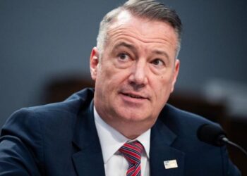 Renuncia Todd Lyons, director interino del ICE y ejecutor de las deportaciones masivas