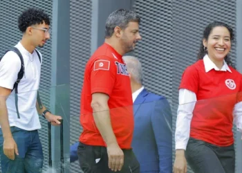 Solo un aficionado recibe a la selección de Túnez