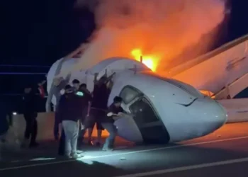 Tragedia en Texas: se estrella jet privado en autopista de Laredo y deja un muerto