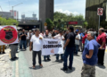 Taxistas protestan en el Congreso de Nuevo León