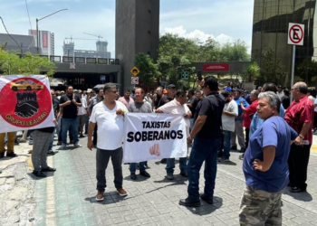 Taxistas protestan en el Congreso de Nuevo León
