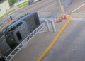 Camioneta robada en San Antonio termina volcada en puente hacia México