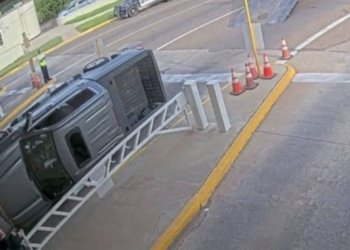 Camioneta robada en San Antonio termina volcada en puente hacia México