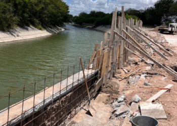 Gobierno de Reynosa refuerza el bordo de contención del Canal Rodhe para proteger a más de 6,400 familias