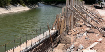 Gobierno de Reynosa refuerza el bordo de contención del Canal Rodhe para proteger a más de 6,400 familias