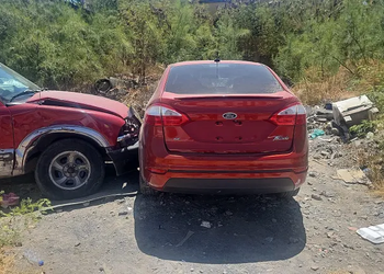 Joven recién adulto causa carambola