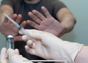 La política antivacunas se lleva dos personas