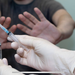 La política antivacunas se lleva dos personas