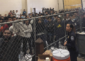 ICE pretende implementar guantes de descarga eléctrica para arrestos migratorios