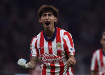 Chivas asalta el liderato y Cruz Azul reina en un Clásico Joven de alarido