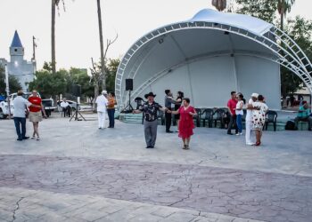 Fomenta Gobierno de Reynosa convivencia familiar con clases de danzón gratuitas